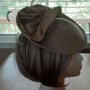 Women's hat, fascinator style